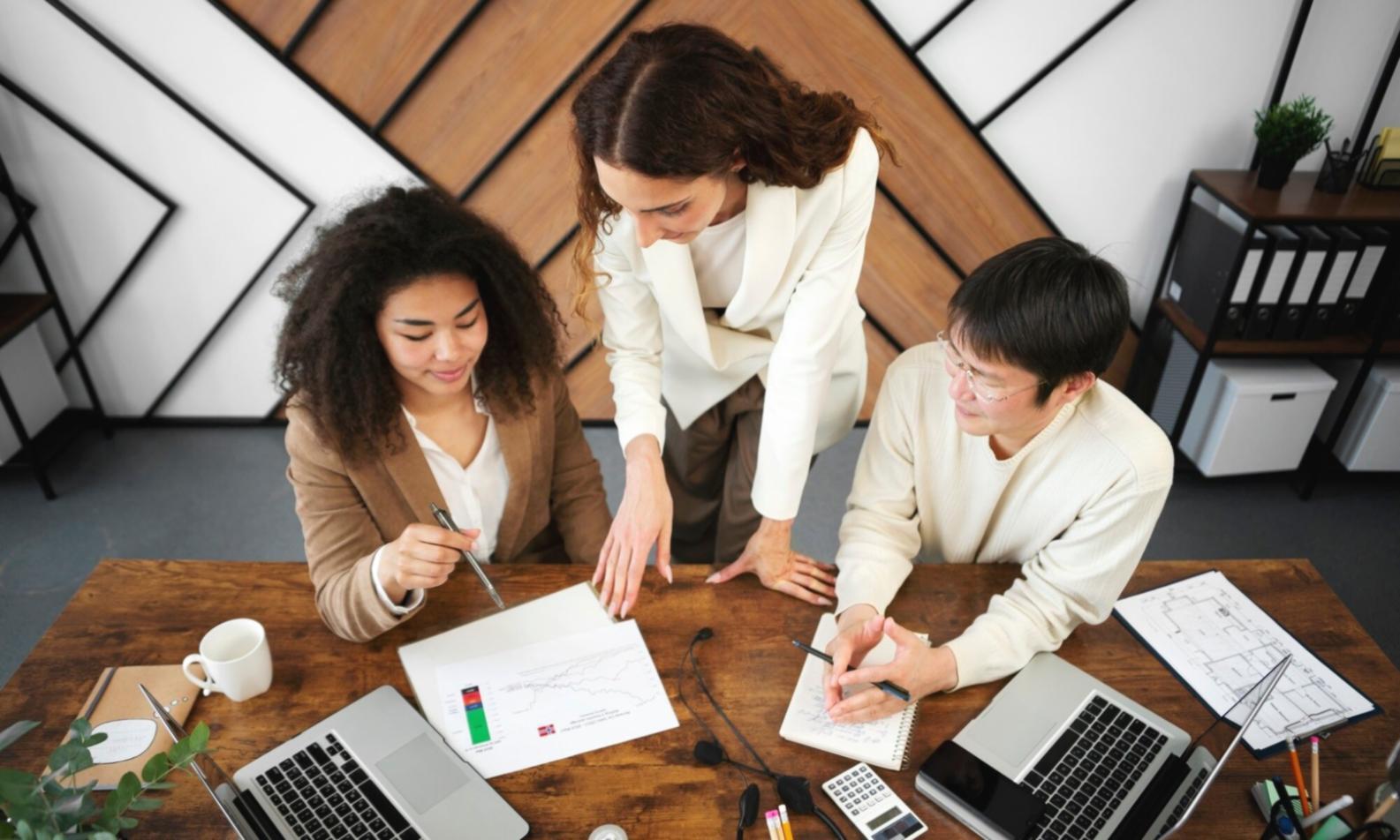 Espace de travail moderne avec documents financiers et ordinateur